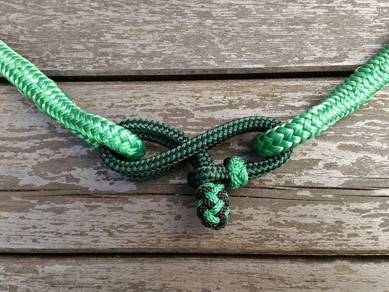 Rope connector with decorative end knot for neck ropes Pilgrimsrep