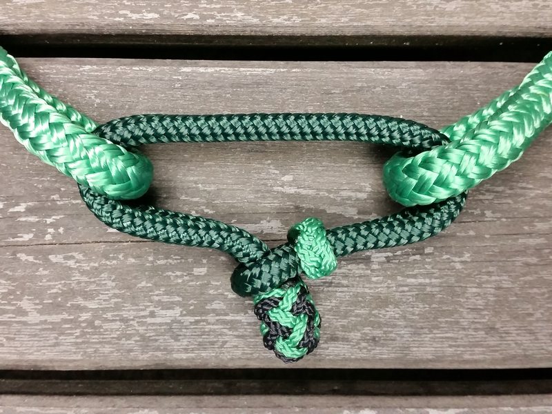 Rope connector with decorative end knot for neck ropes Pilgrimsrep